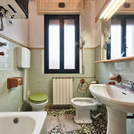 Easy Old Apartment *